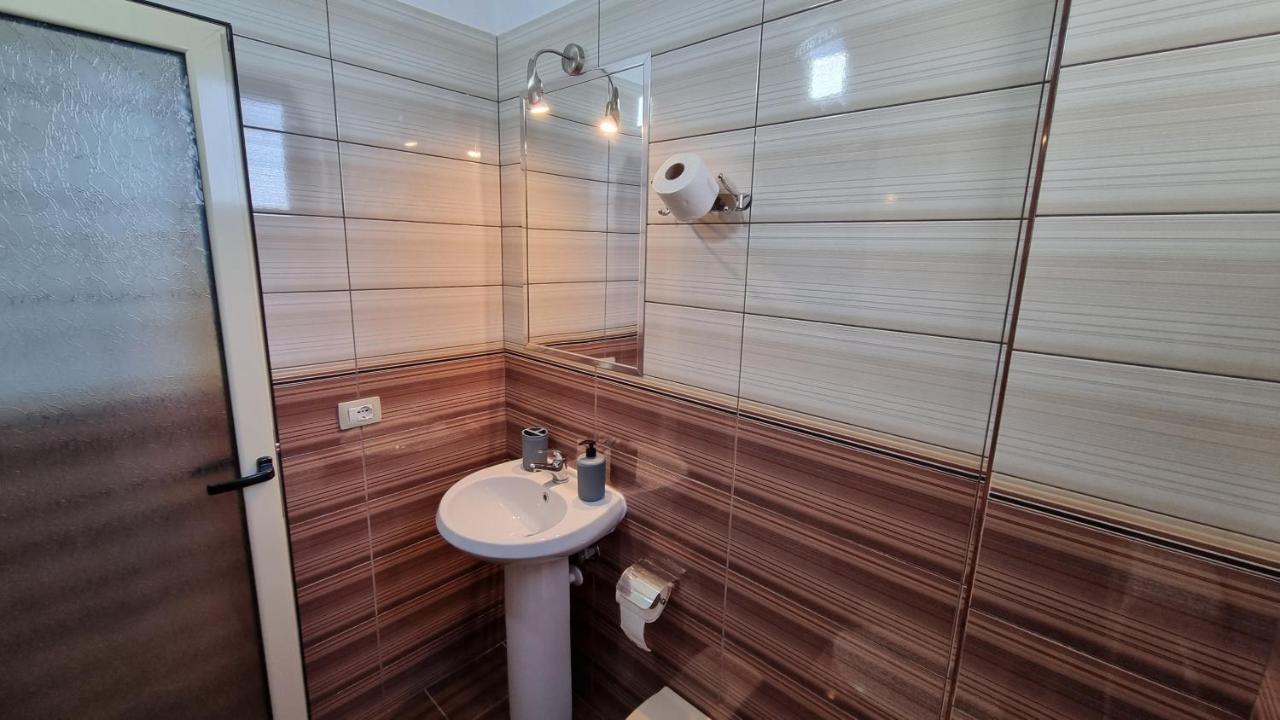 Anmaor Hotel Qeparo Bagian luar foto