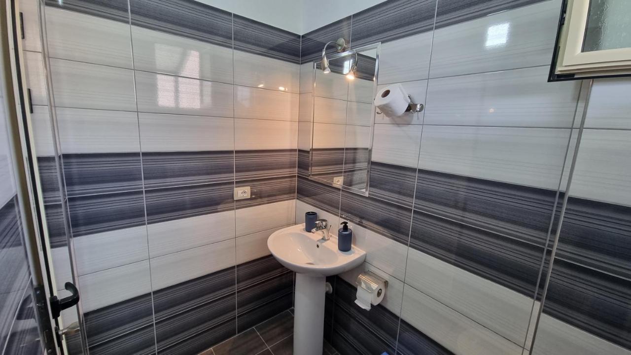 Anmaor Hotel Qeparo Bagian luar foto