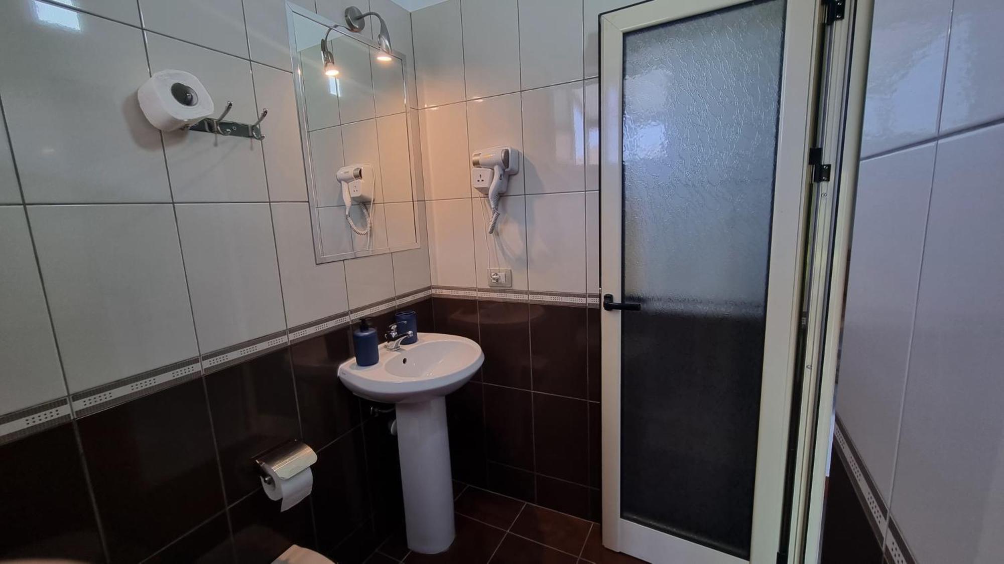 Anmaor Hotel Qeparo Bagian luar foto